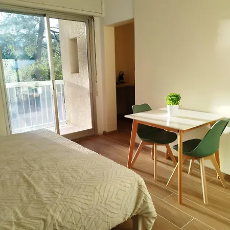 Les Pins Parking Prive Exterieur Lit King Size 180 * Nimes
