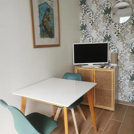 Les Pins Parking Privé Extérieur Couette-café