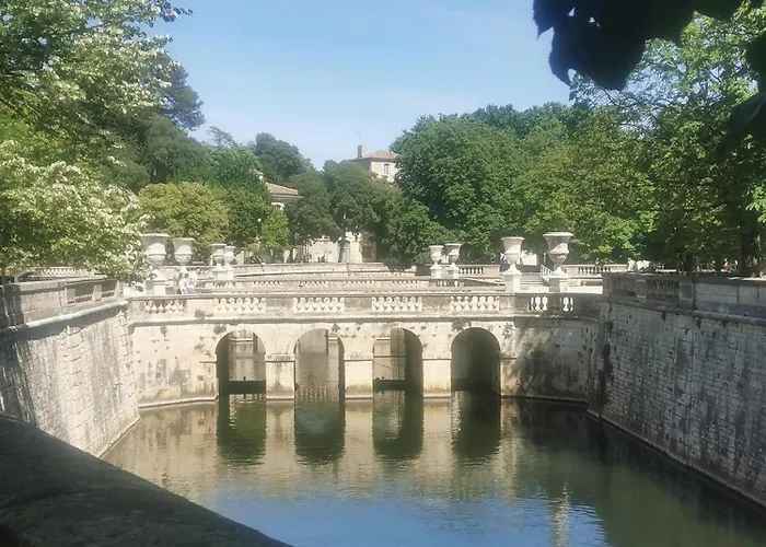 Les Pins Parking Privé Extérieur Nimes